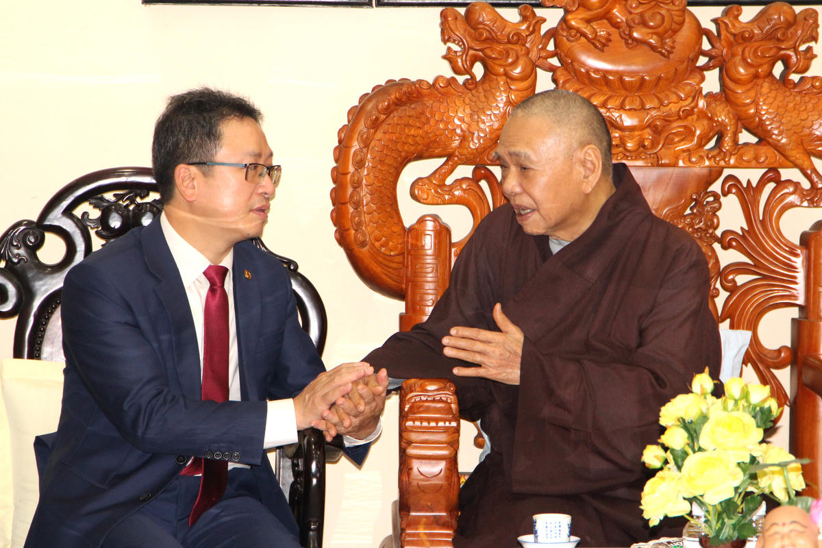 Chúc Tết Hòa thượng Thích Thiện Pháp tại Chùa Phước Thành. Ảnh: Q.Đ.