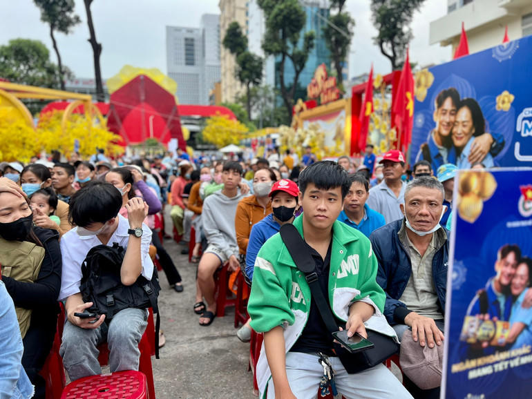 Sinh viên, người lao động có hoàn cảnh khó khăn trước giờ khởi hành. Ảnh: Q.Q.