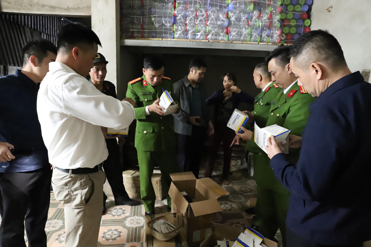 Lực lượng chức năng khám xét tại một cơ sở sản xuất thuốc đông y giả. Ảnh: CAHT.