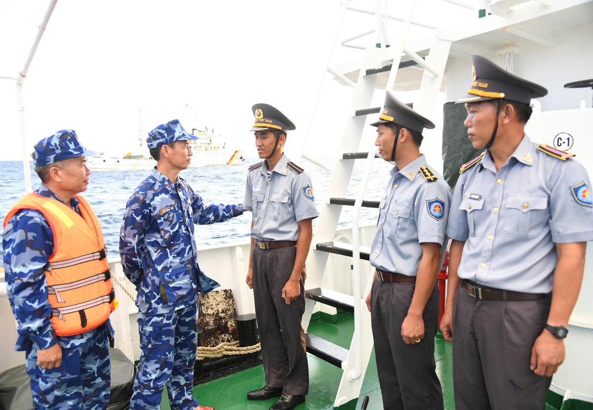 Đại tá Lê Văn Tú thăm hỏi, động viên cán bộ, kiểm ngư viên Tàu KN 411. Ảnh: Đức Định.