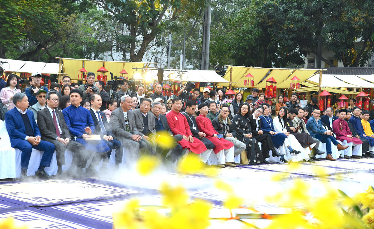Lễ khai mạc Hội chữ Xuân Bính Ngọ 2026 được tổ chức trang nghiêm tại Không gian Hồ Văn, thu hút đông đảo đại biểu, các nhà nghiên cứu, nhà thư pháp cùng người dân và du khách tham dự. Ảnh: Phạm Sỹ.