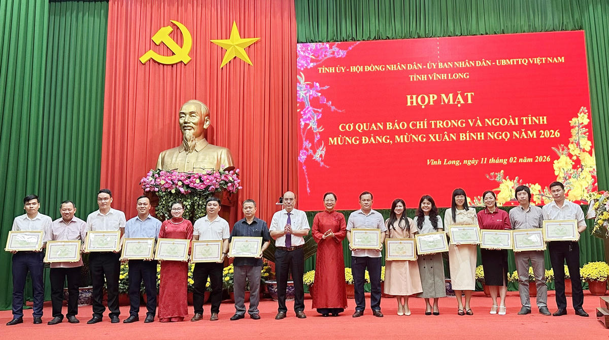 Nhà báo Trần Quốc Trung, Phó Trưởng Phụ trách Văn phòng đại diện Báo Đại đoàn kết khu vực Tây Nam Bộ được Chủ tịch UBND tỉnh Vĩnh Long tặng Bằng khen. Ảnh Trung Ngãi.