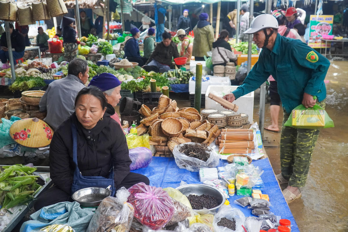 Những sản vật ấy không chỉ phục vụ nhu cầu sắm Tết của người dân địa phương mà còn phản ánh rõ nét nhịp sống gắn với núi rừng. Ảnh: Đình Minh
