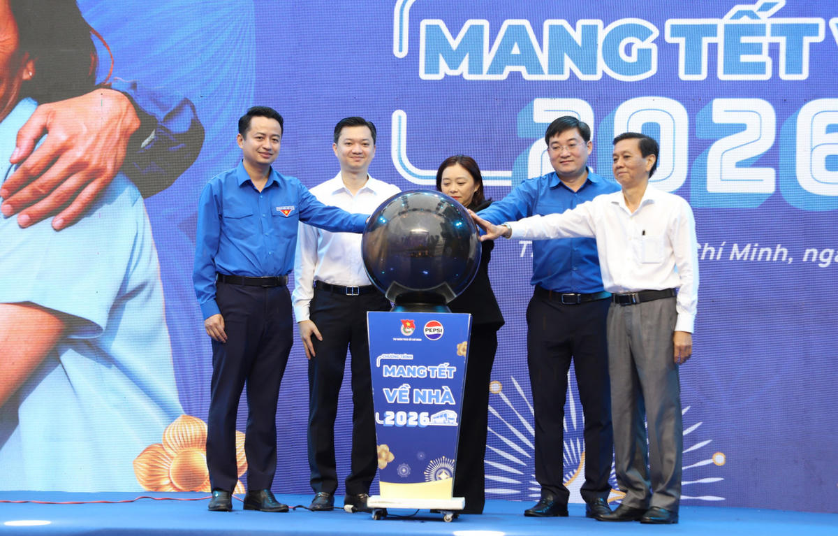 Lãnh đạo Trung ương Đoàn, Thành Đoàn TP Hồ Chí Minh cùng đơn vị đồng hành thực hiện nghi thức đưa sinh viên trở về nhà trên các chuyến xe nghĩa tình. Ảnh: N.T.