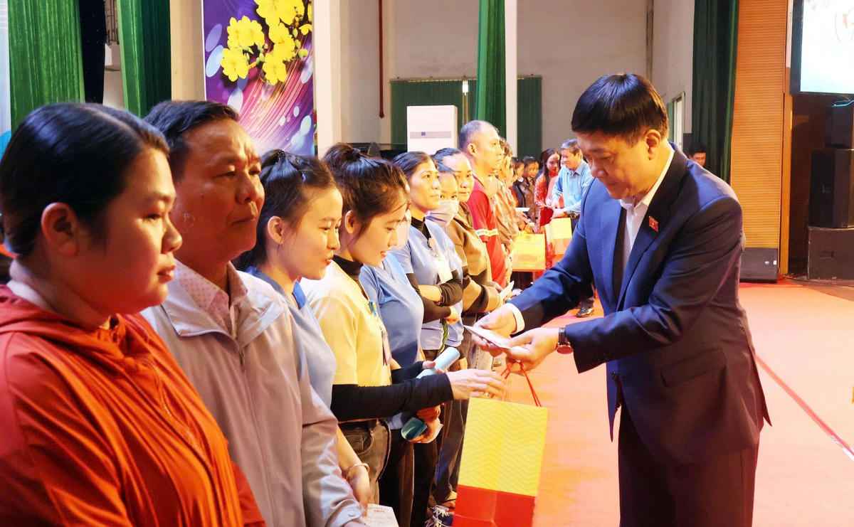 Phó Chủ tịch Quốc hội Vũ Hồng Thanh tặng quà cho đoàn viên khó khăn ở Quảng Ngãi. Ảnh: CV.