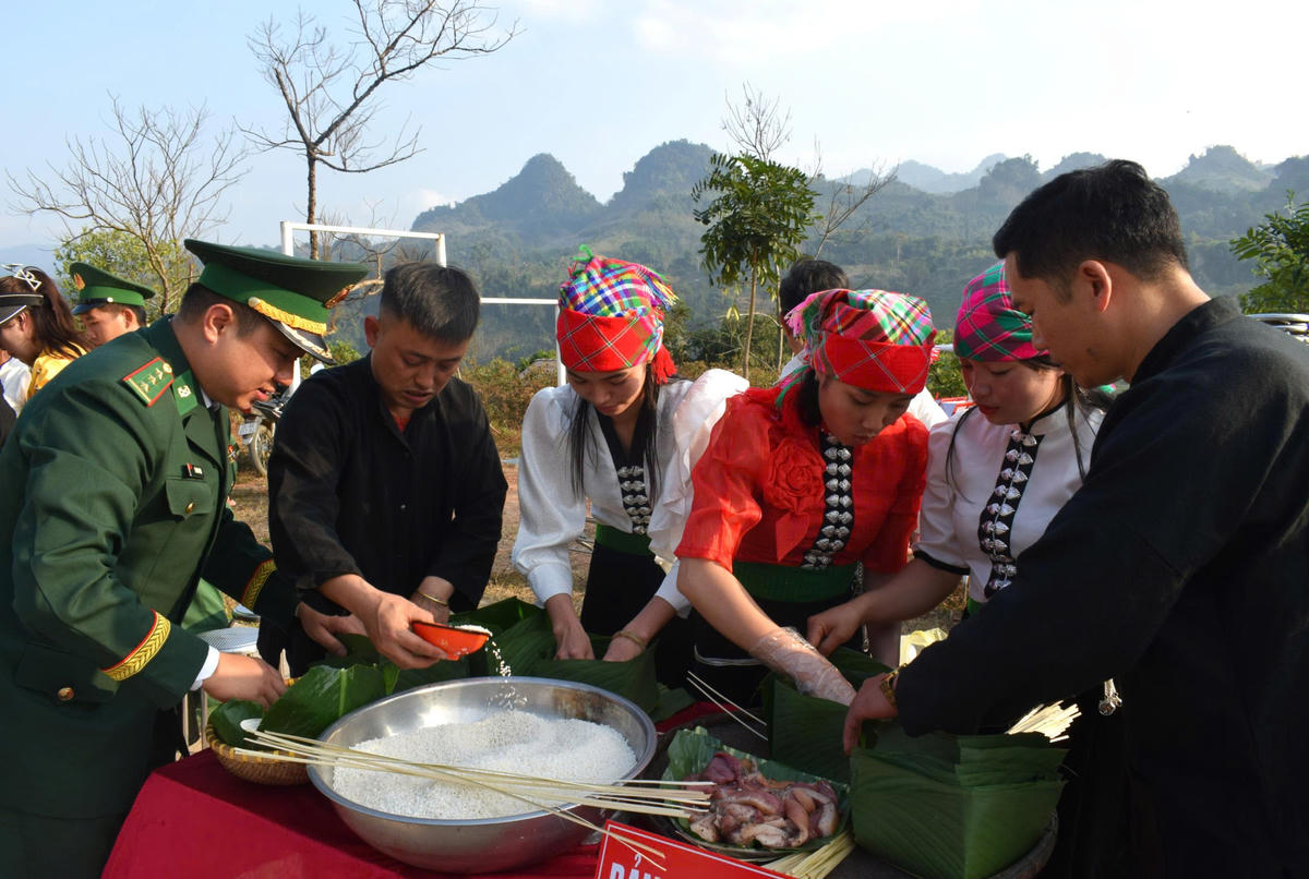 Bộ đội Biên phòng cùng người dân quây quần gói bánh chưng ngày Tết.