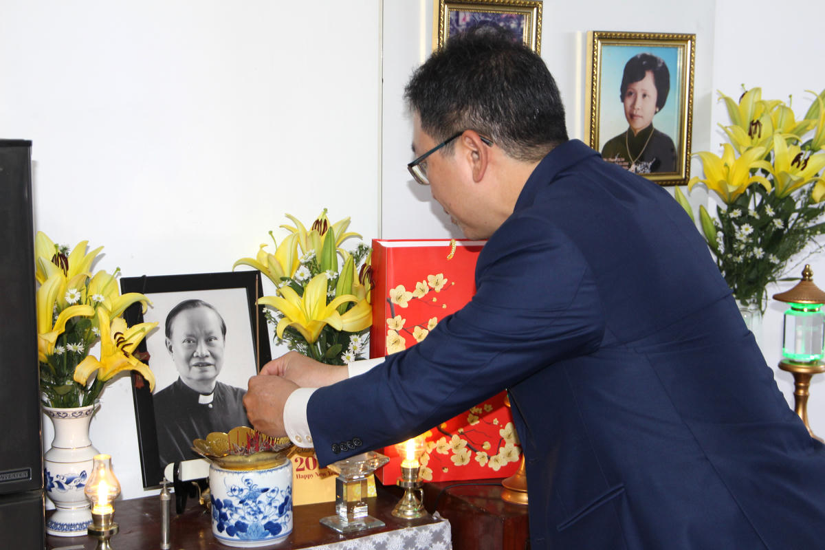 Ông Nguyễn Văn Thanh thắp hương viếng Linh mục Phan Khắc Từ. Ảnh: Q.Đ.