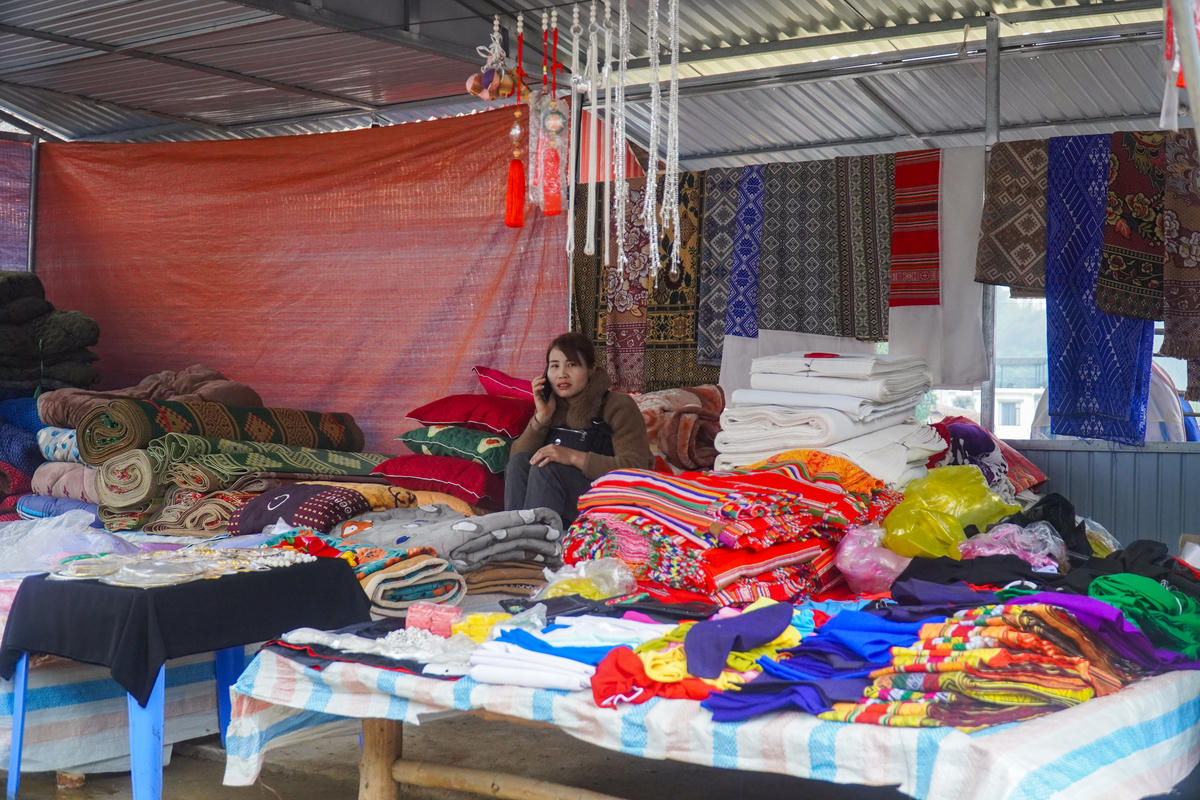Đặc biệt, các gian hàng thổ cẩm với váy áo, khăn, túi được dệt thủ công rực rỡ sắc màu luôn thu hút đông đảo người mua, nhất là du khách nước ngoài. Ảnh: Đình Minh