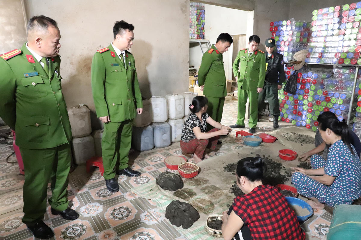 Lực lượng trinh sát khám xét cơ sở sản xuất thuốc đông y giả. Ảnh: CAHT.