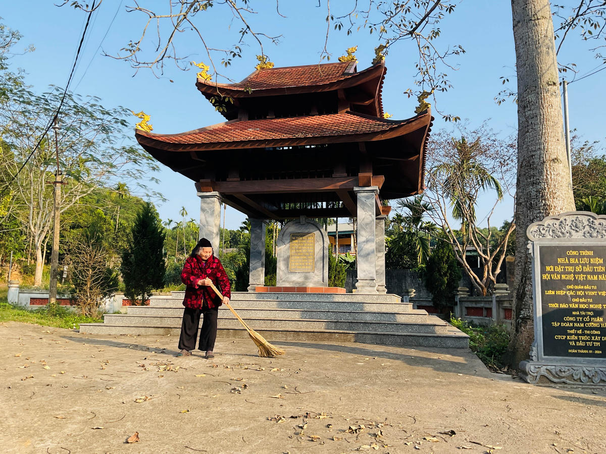 Bà Nguyễn Thị Thịnh (85 tuổi), hiện ở ngôi nhà trên nền đất xưa của "bầm Gái" xóm Gốc Gạo, hàng ngày quét dọn sạch sẽ nhà bia ghi dấu lịch sử Hội văn nghệ kháng chiến. Ảnh: Tùng Duy.