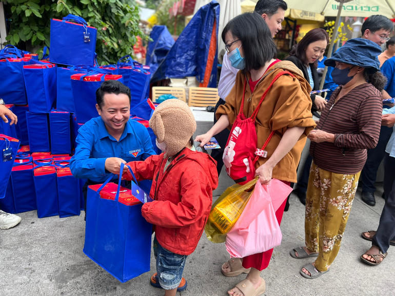 Trao quà cho các gia đình tại chương trình. Ảnh: Q.Q.