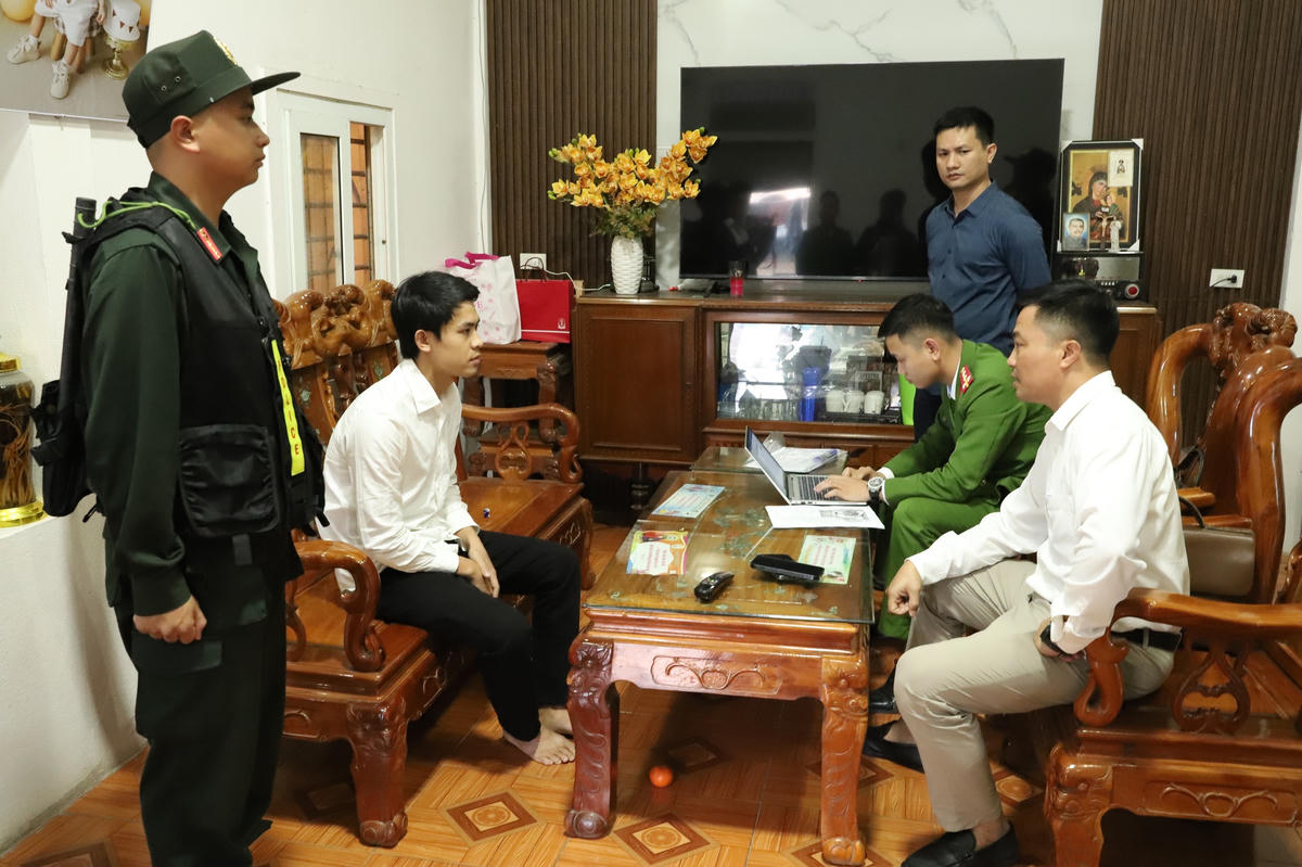 Trần Văn Hợp (áo trắng) trực tiếp tham gia thiết kế nhãn mác thuốc đông y Tiến Hạnh và đảm nhiệm khâu tiêu thụ sản phẩm ra thị trường. Ảnh: CAHT.