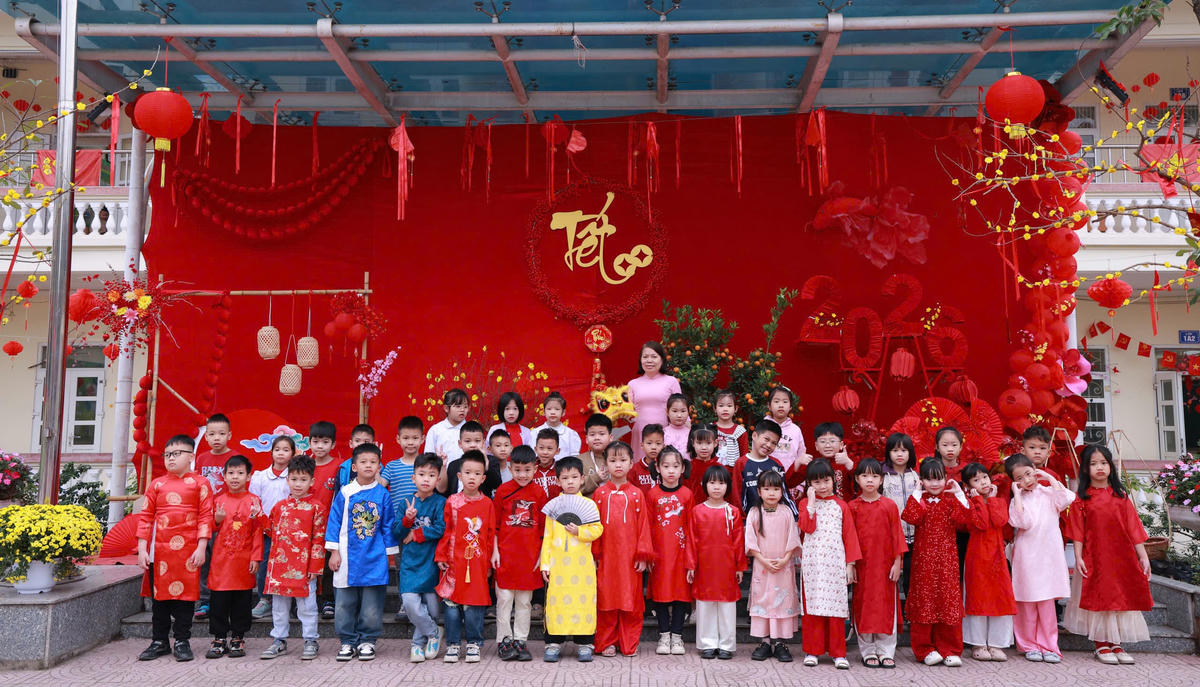 Cô và trò chụp ảnh lưu niệm mừng năm mới.