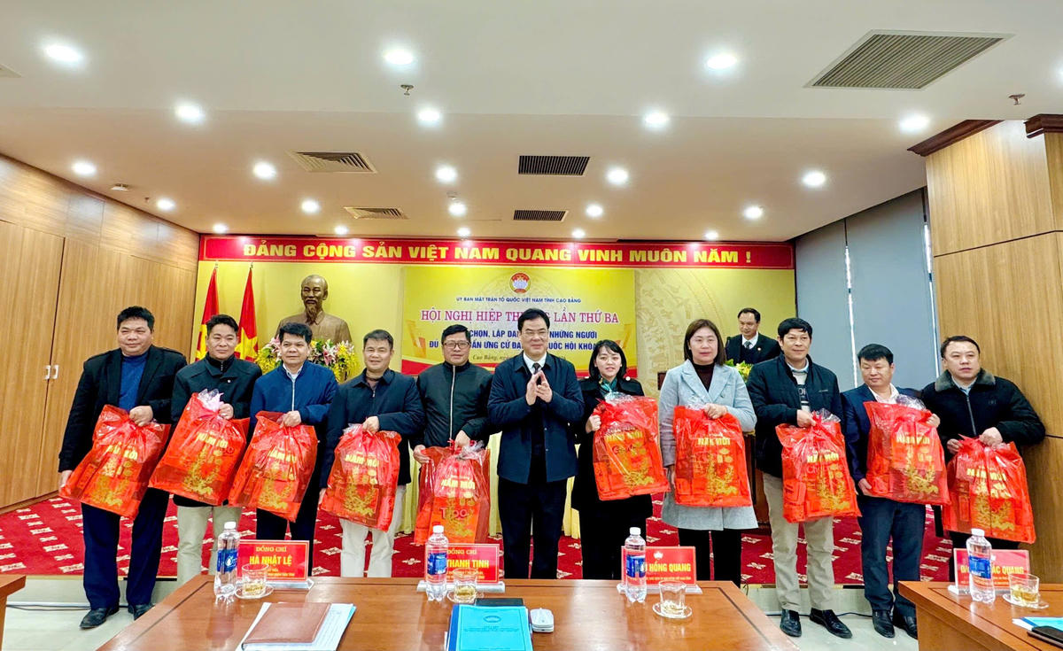 Ông Vũ Hồng Quang, Phó Bí thư Tỉnh ủy, Chủ tịch Ủy ban MTTQ Việt Nam tỉnh Cao Bằng trao tặng quà tết cho các tổ chức thành viên và Ủy ban MTTQ các xã, phường. Ảnh: MTTQ Cao Bằng.