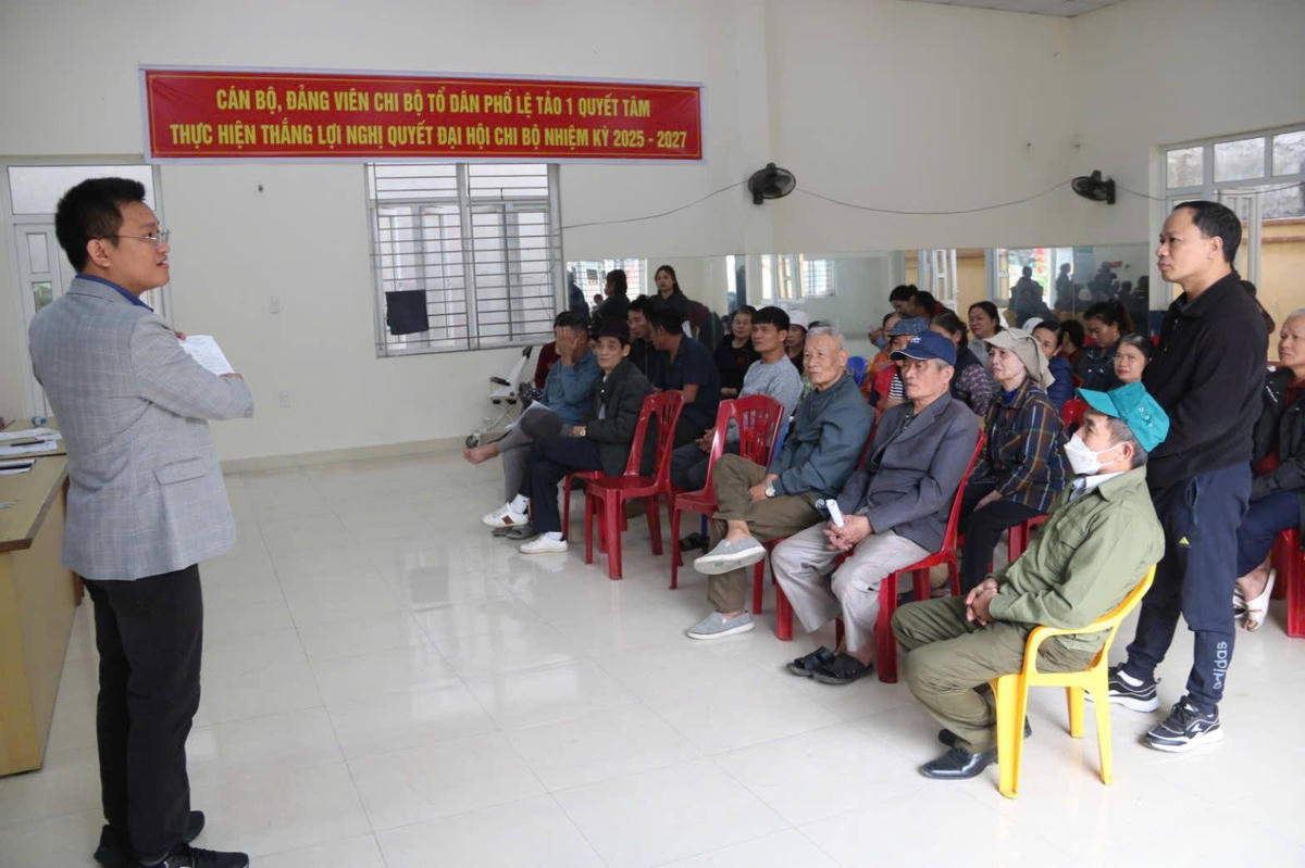 Cán bộ phòng Kinh tế - Hạ tầng phường Phù Liễn trực tiếp giải thích các nội dung, vướng mắc của người dân. Ảnh: TP.&nbsp;