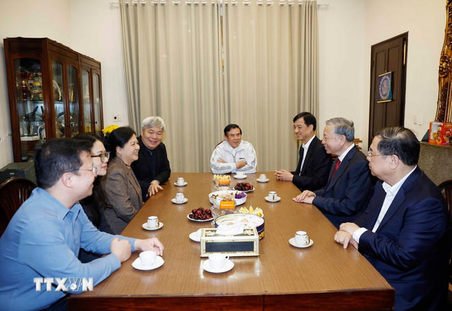 Tổng Bí thư Tô Lâm thăm hỏi thân nhân Tổng Bí thư Đỗ Mười. (Ảnh: Thống Nhất/TTXVN).