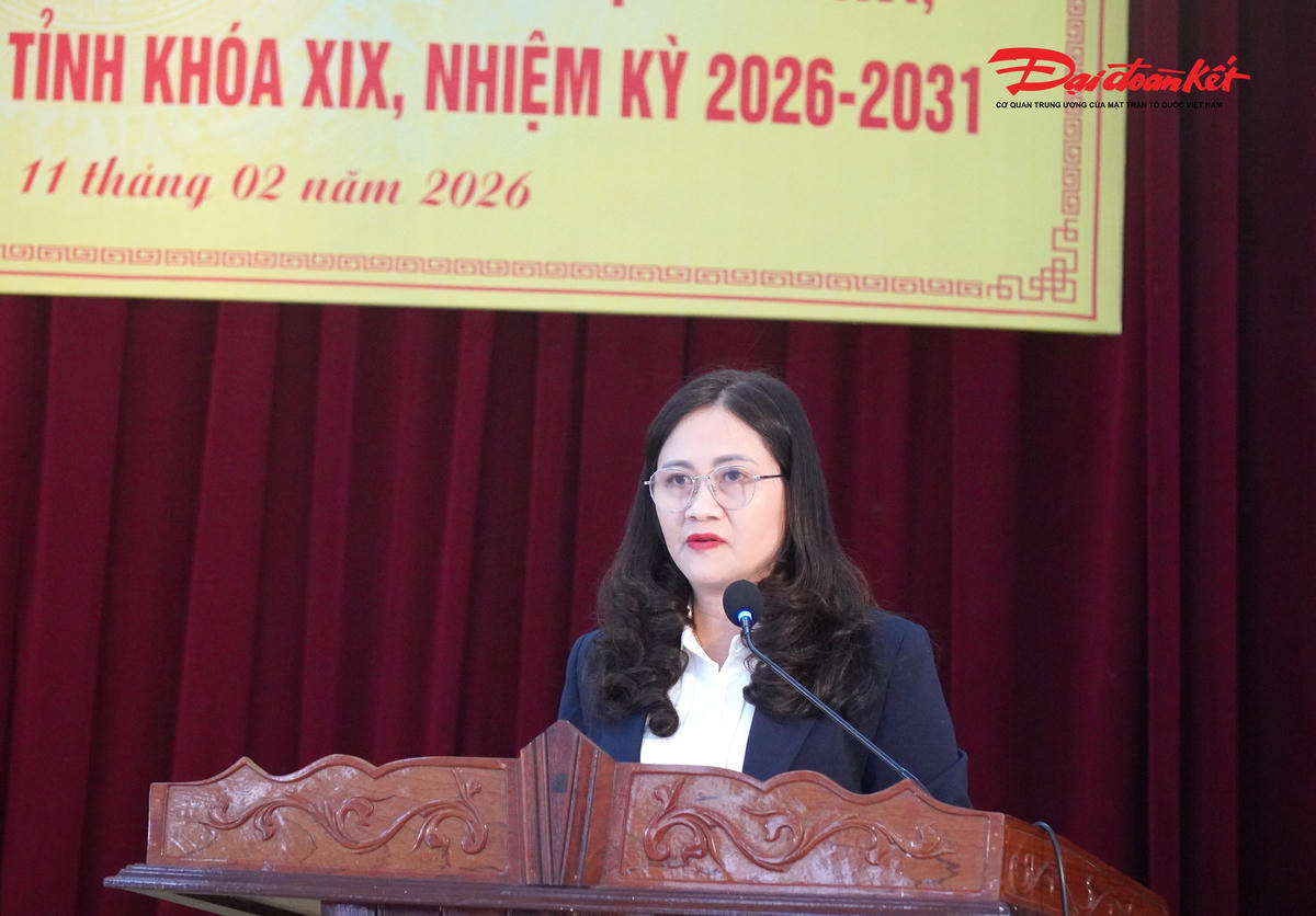 Bà Phạm Thị Thu Hà, Phó Chủ tịch Ủy ban MTTQ Việt Nam tỉnh Hà Tĩnh thông qua báo cáo tình hình lấy ý kiến cử tri nơi cư trú đối với các ứng cử viên. Ảnh: Hạnh Nguyên.