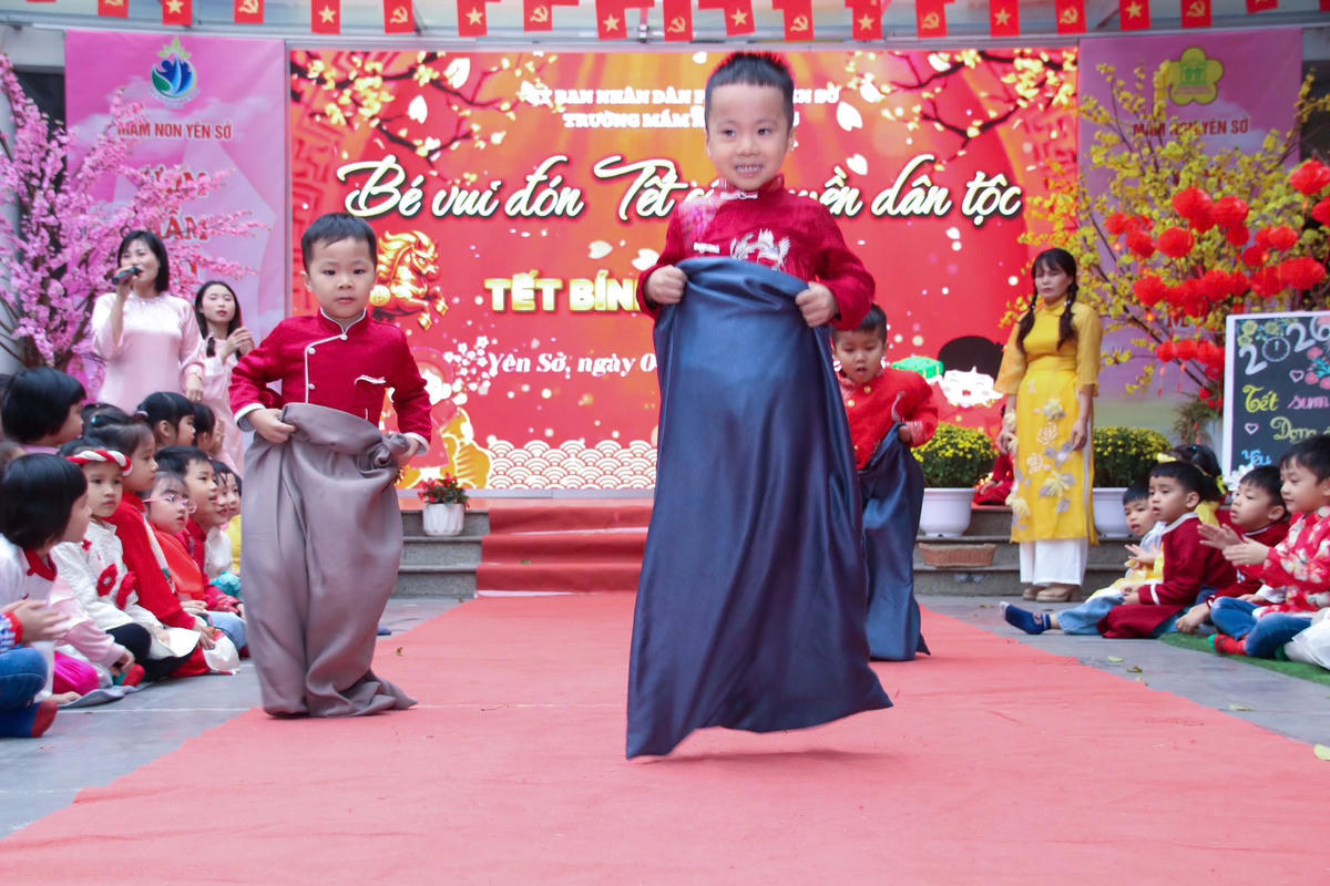 Học sinh Hà Nội trải nghiệm Tết cổ truyền trong trường học