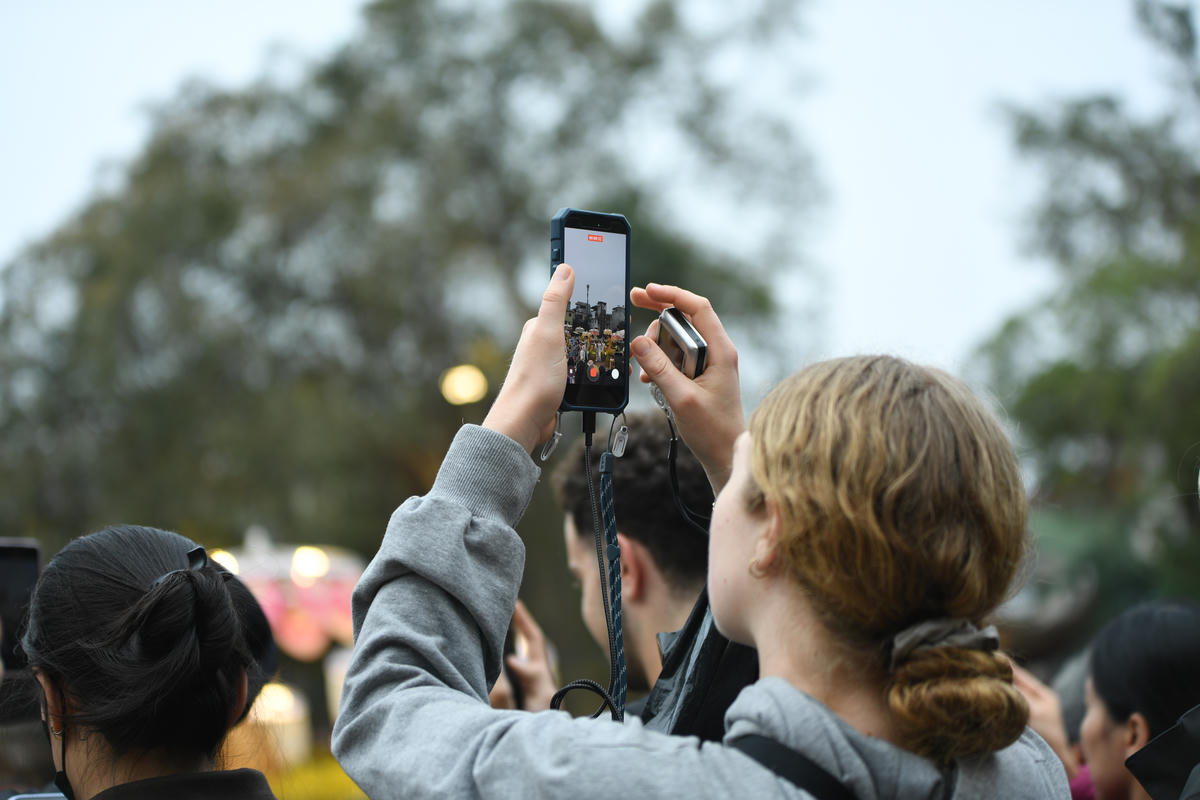 Du khách quốc tế ghi lại những tiết mục nghệ thuật và trình diễn thư pháp tại lễ khai mạc. Ảnh: Phạm Sỹ.