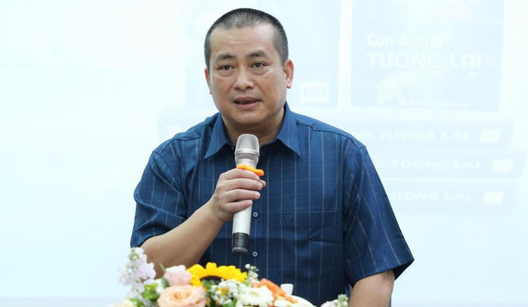 Nhà văn, nhà nghiên cứu Nguyễn Xuân Tuấn, tác giả cuốn sách “Con đường tương lai.” (Ảnh: PV/Vietnam+).