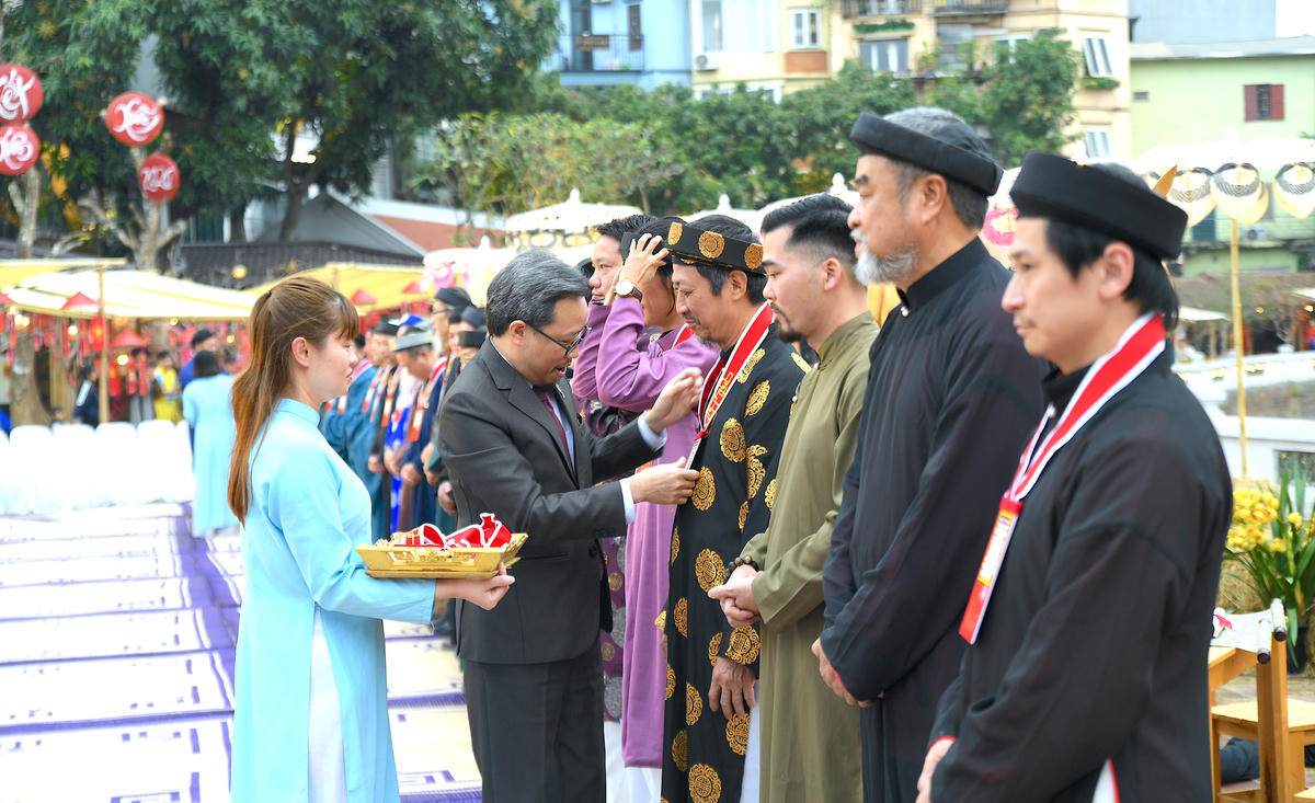Ban tổ chức trao thẻ cho các nhà hoạt động thư pháp. Ảnh: Phạm Sỹ.. 
