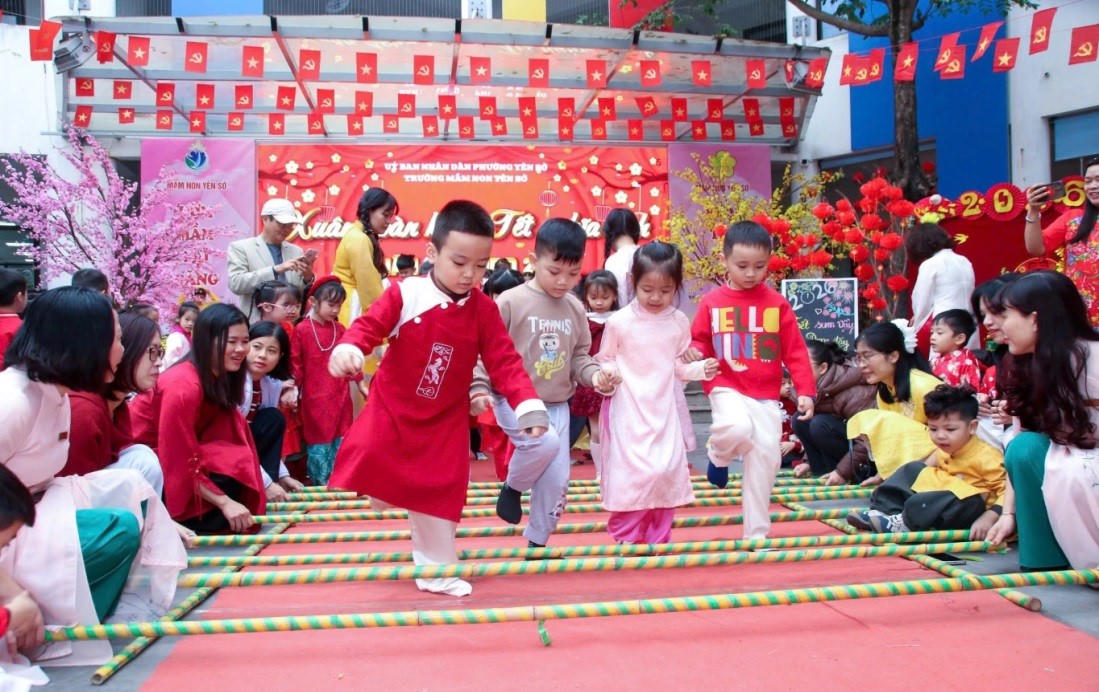 Các em nhỏ được tham gia các trò chơi truyền thống.