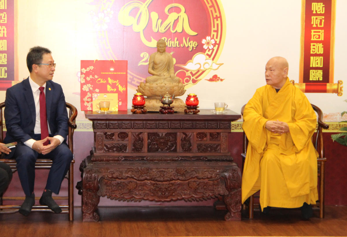 Thăm, chúc Tết Hòa thượng Thích Thiện Nhơn tại Chùa Minh Đạo. Ảnh: Q.Đ.