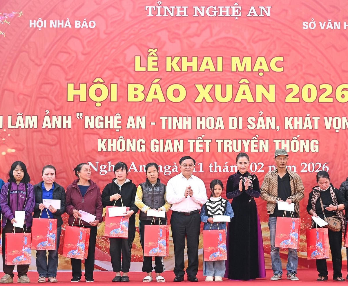 Đại diện Tỉnh uỷ, Ban Dân vận và Tuyên giáo tỉnh Nghệ An tặng quà cho các gia đình có hoàn cảnh khó khăn trên địa bàn phường Thành Vinh và Trường Vinh. 