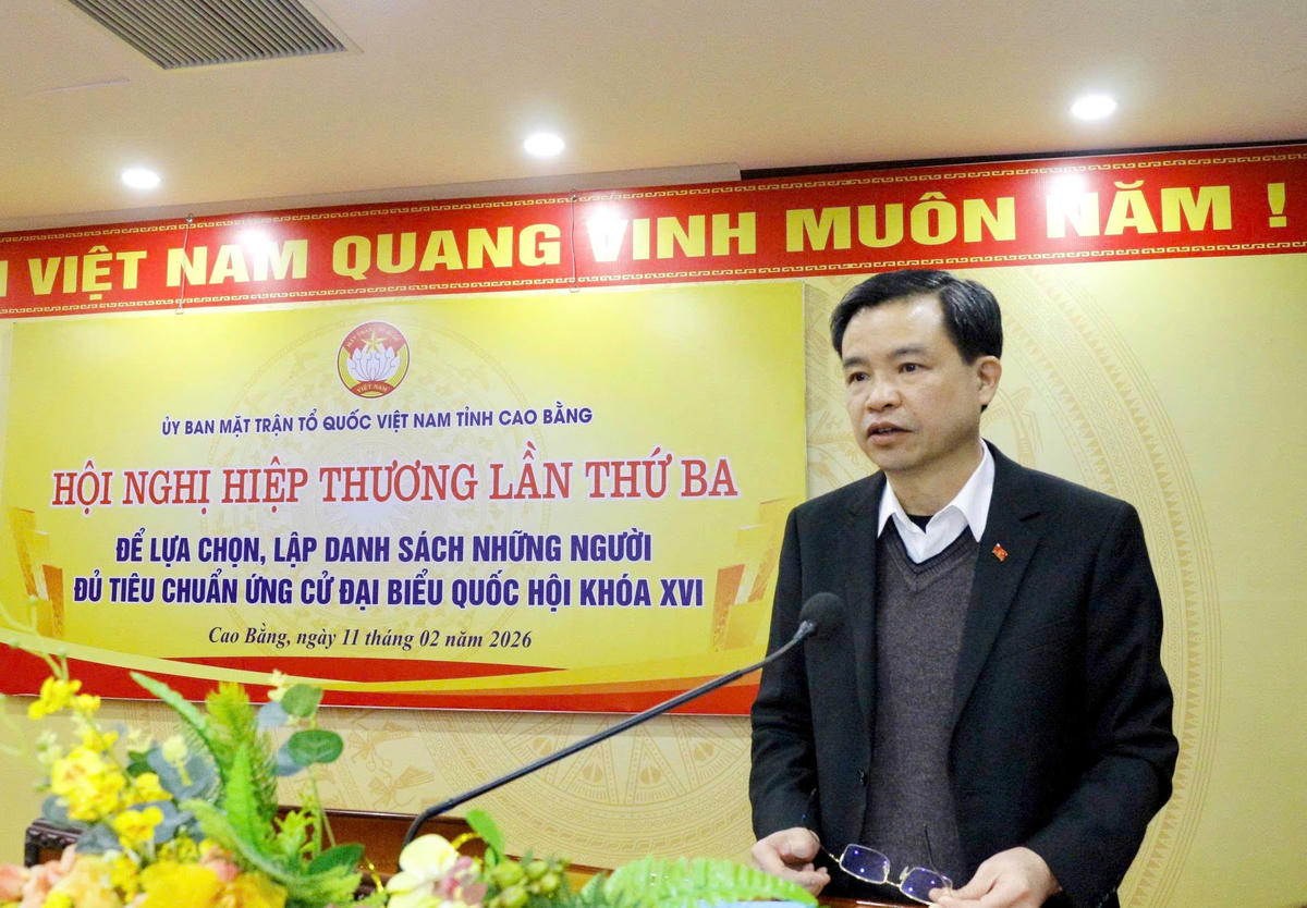 Ông Bế Thanh Tịnh  - Phó Bí thư Thường trực Tỉnh ủy, Chủ tịch HĐND tỉnh, Phó Trưởng ban Thường trực Ban Chỉ đạo bầu cử tỉnh Cao Bằng phát biểu tại Hội nghị. Ảnh: MTTQ Cao Bằng.