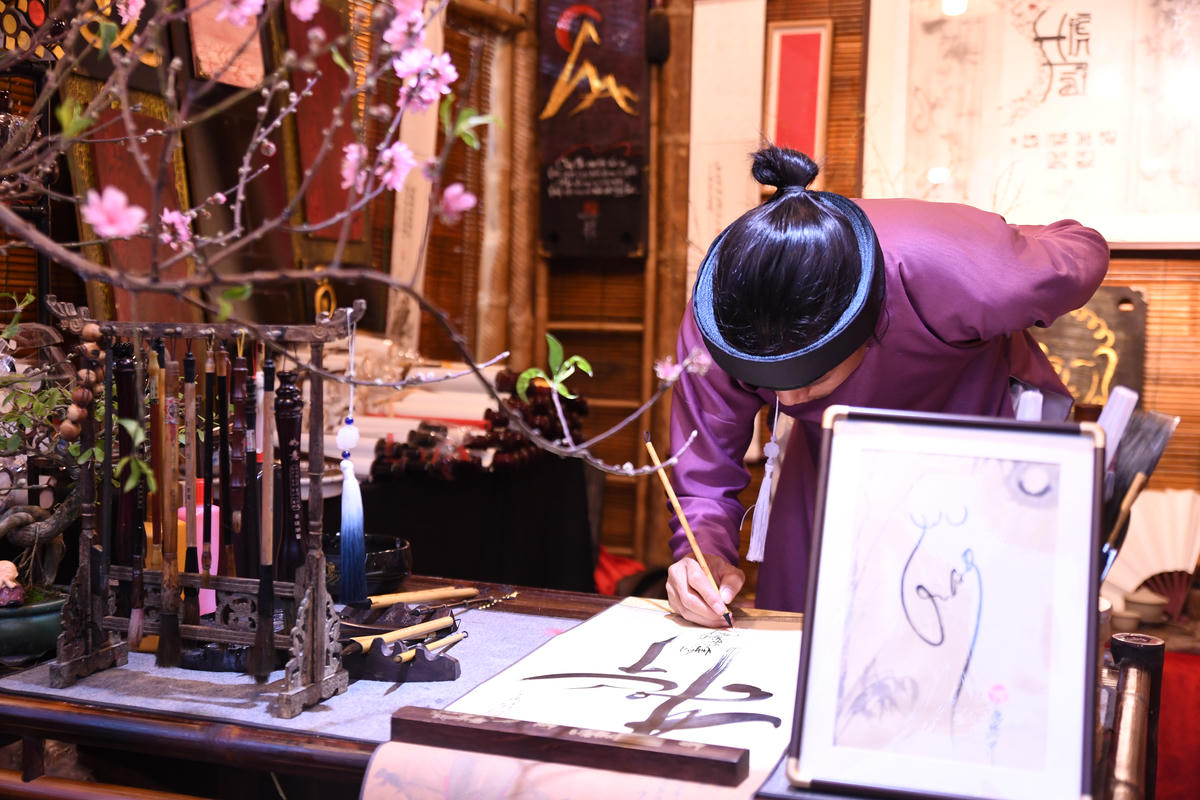 Với chủ đề “Quốc học”, Hội chữ Xuân Bính Ngọ 2026 không chỉ là sự kiện văn hóa đầu năm mà còn là dịp nhắc nhớ về truyền thống hiếu học, tinh thần tôn sư trọng đạo – những giá trị bền vững làm nên cốt cách người Việt. Ảnh: Phạm Sỹ.