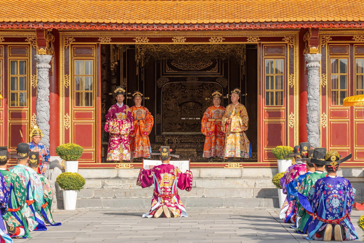 Lễ Thiết triều Nguyên đán triều Nguyễn được Trung tâm Bảo tồn Di tích Cố đô Huế tái hiện dưới hình thức sân khấu hóa. Ảnh: X.Đ.