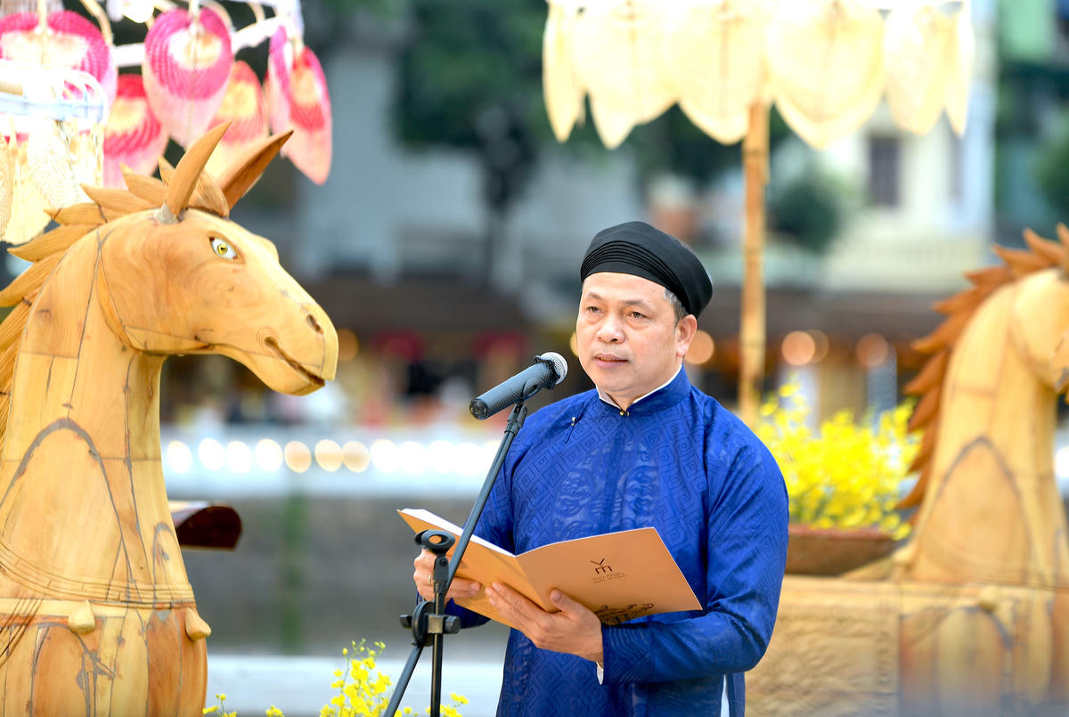Giám đốc Trung tâm Hoạt động Văn hóa Khoa học Văn Miếu – Quốc Tử Giám Lê Xuân Kiêu phát biểu khai mạc. Ảnh: Phạm Sỹ.