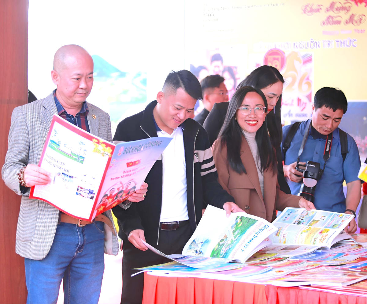 Bạn đọc thích thú với không gian trưng bày Hội báo Xuân Bính Ngọ năm 2026 do Hội Nhà báo tỉnh Nghệ An tổ chức. Ảnh: VĐ