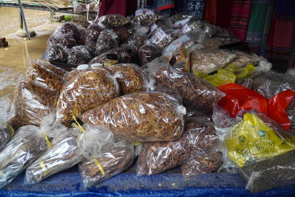 Từ tờ mờ sáng, người dân ở các xã Pù Luông, Cổ Lũng, Điền Lư… đã gùi theo nông sản, sản vật núi rừng, men theo những con đường quanh co đổ về trung tâm chợ. Ảnh: Đình Minh