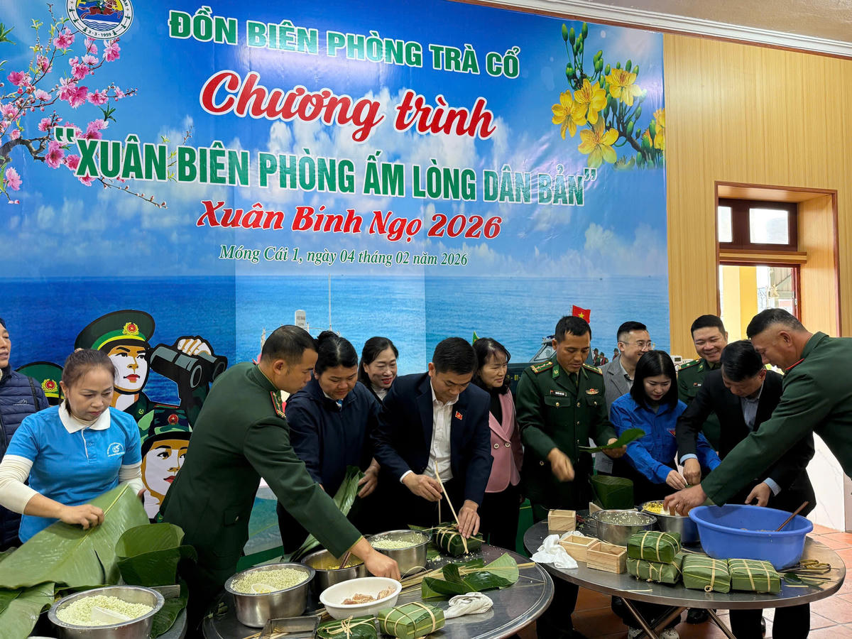 Cán bộ, chiến sỹ Đồn Biên phòng Trà Cổ cùng lãnh đạo phường và nhân dân gói bánh chưng trong Chương trình “Xuân Biên phòng ấm lòng dân bản”.