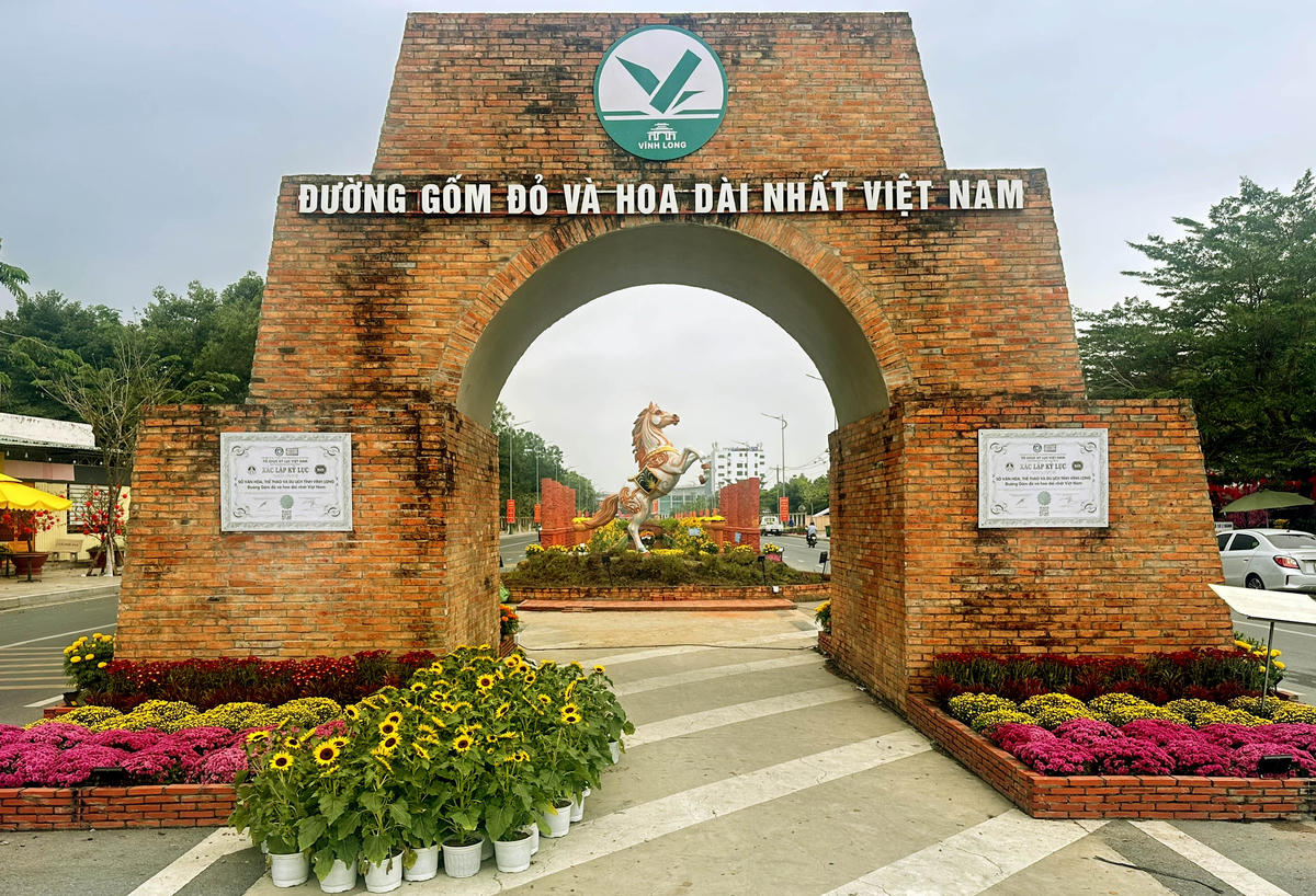Đường gốm và hoa dài nhất Việt Nam được trang hoàng lộng lẫy đón Xuân. Ảnh: Trung Ngãi.