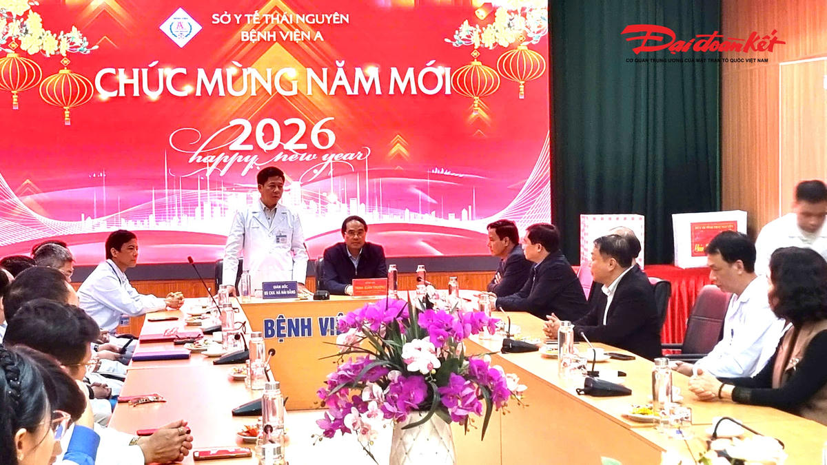 Ông Hà Hải Bằng – Bí thư Đảng ủy, Giám đốc Bệnh viện A báo cáo với đoàn công tác. Ảnh: Anh Toán.