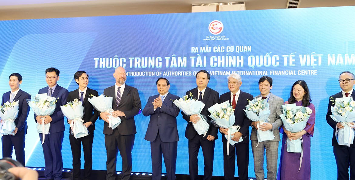 Thủ tướng Phạm Minh Chính tặng hoa cho đại diện các cơ quan thuộc Trung tâm Tài chính Quốc tế Việt Nam tại TP Hồ Chí Minh. Ảnh: H.L