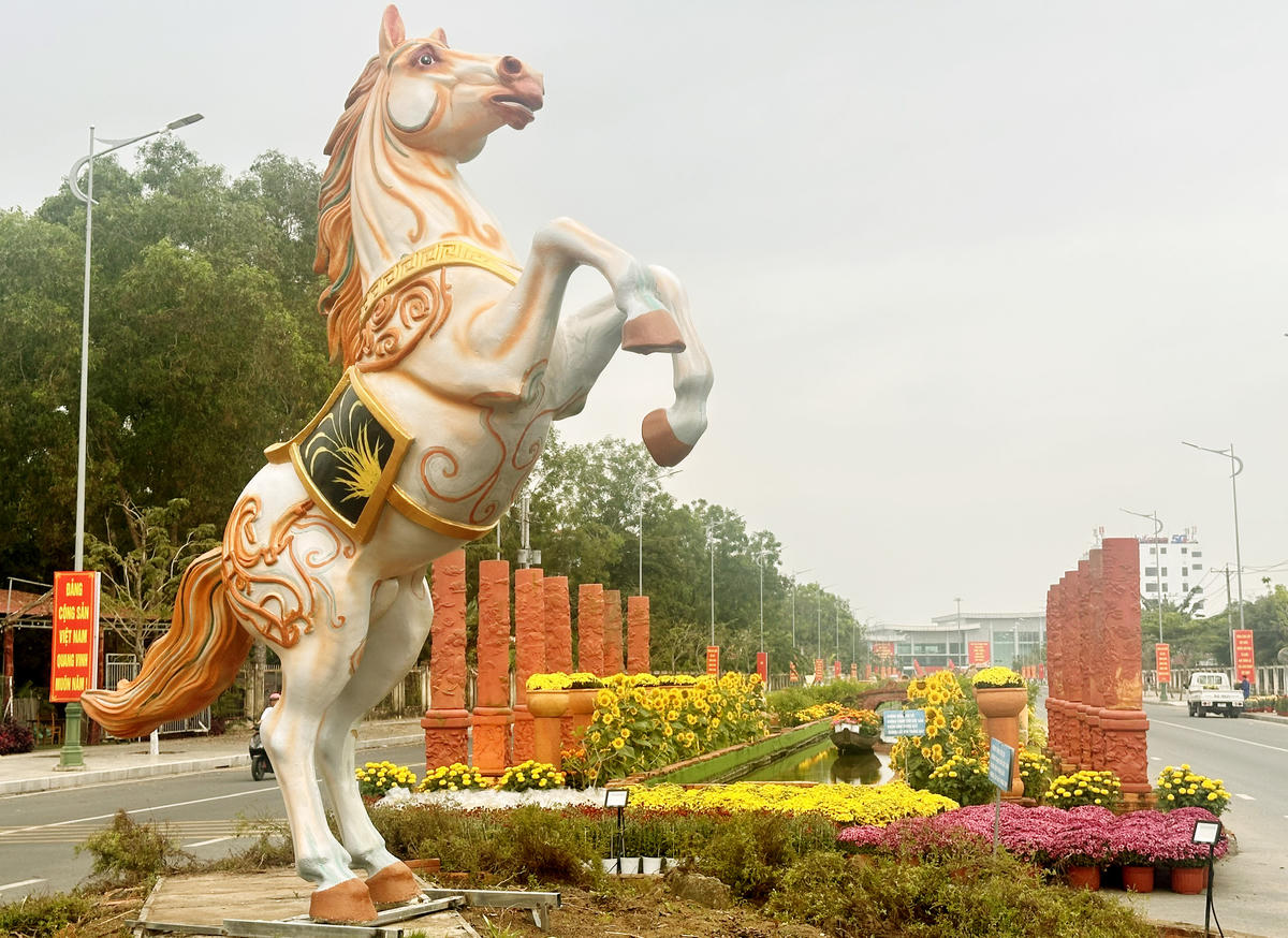 Tiểu cảnh “Mã vương tụ lộc” đặt tại phía đường Phạm Hùng (phường Long Châu, tỉnh Vĩnh Long). Ảnh: Trung Ngãi.