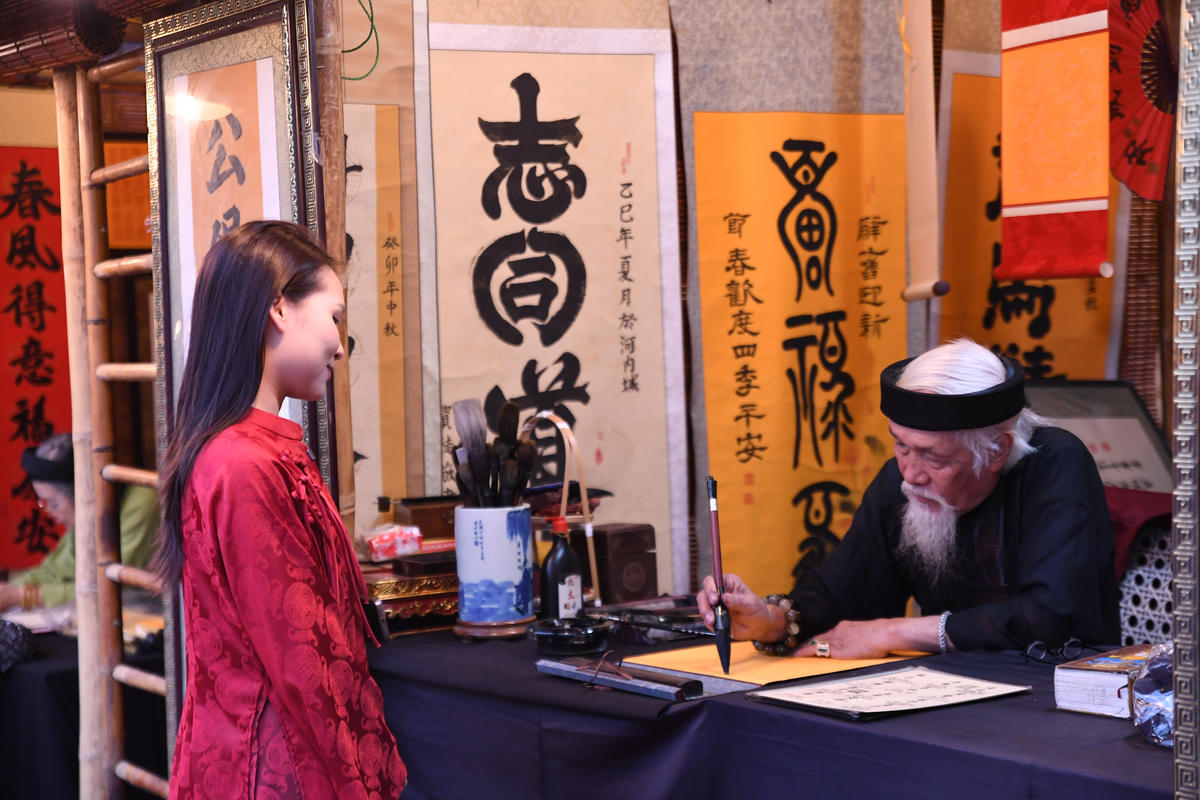 Bạn trẻ thành kính xin chữ tại&nbsp;Hội chữ Xuân Bính Ngọ 2026. Ảnh: Phạm Sỹ.