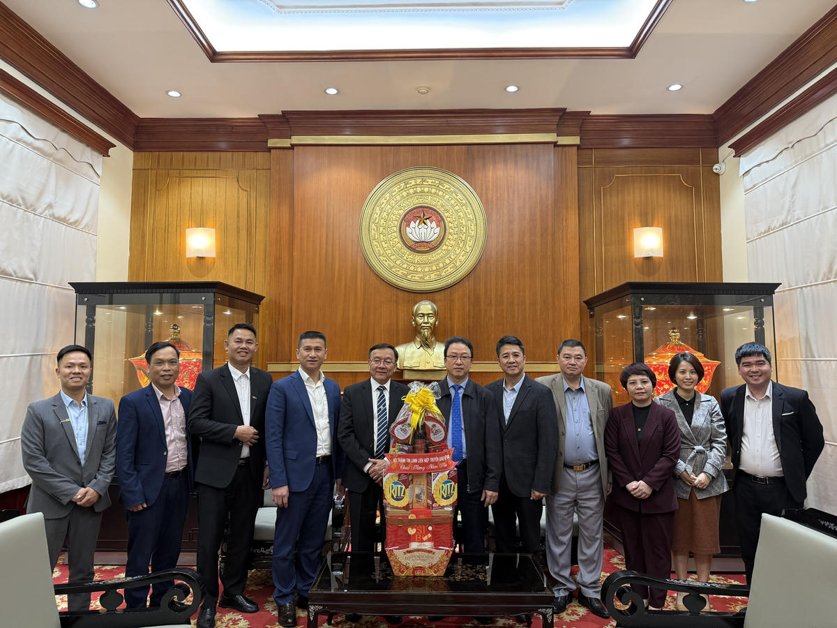 Đoàn đại diện Ban Lãnh đạo Hội Thánh Tin lành Liên hiệp Truyền giáo Việt Nam do Mục sư Phạm Đình Nhẫn làm trưởng đoàn thăm và chúc mừng năm mới&nbsp;UBTƯ MTTQ Việt Nam.