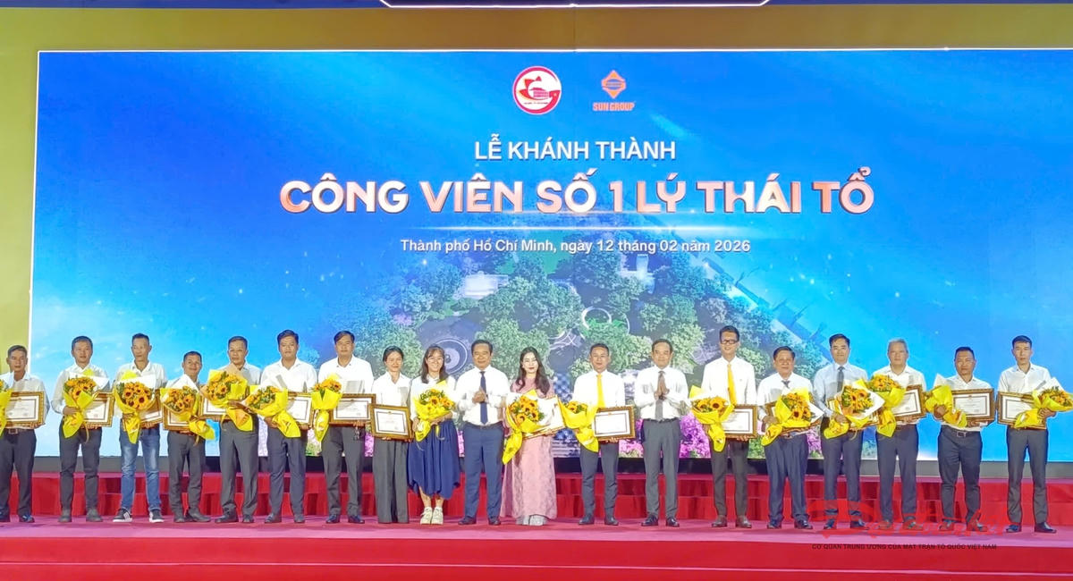 Lãnh đạo Thành uỷ, UBND TP Hồ Chí Minh trao bằng khen cho các đơn vị có thành tích xây dựng Công viên số 1 Lý Thái Tổ. Ảnh: Hồng Phúc.