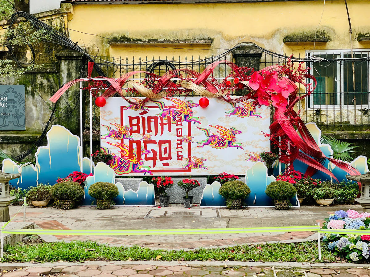 Không gian trang trí nghệ thuật mừng Xuân Bính Ngọ tại khu phố cổ được dàn dựng tinh tế, kết hợp hoa tươi và họa tiết cổ truyền, góp phần làm nên sắc xuân rực rỡ của Thủ đô. Ảnh Diệu Hương.