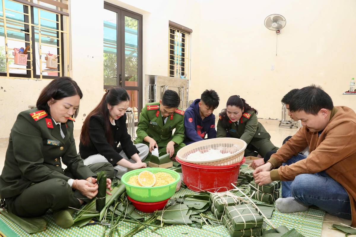Các con vui gói bánh chưng cùng các "cha mẹ nuôi".