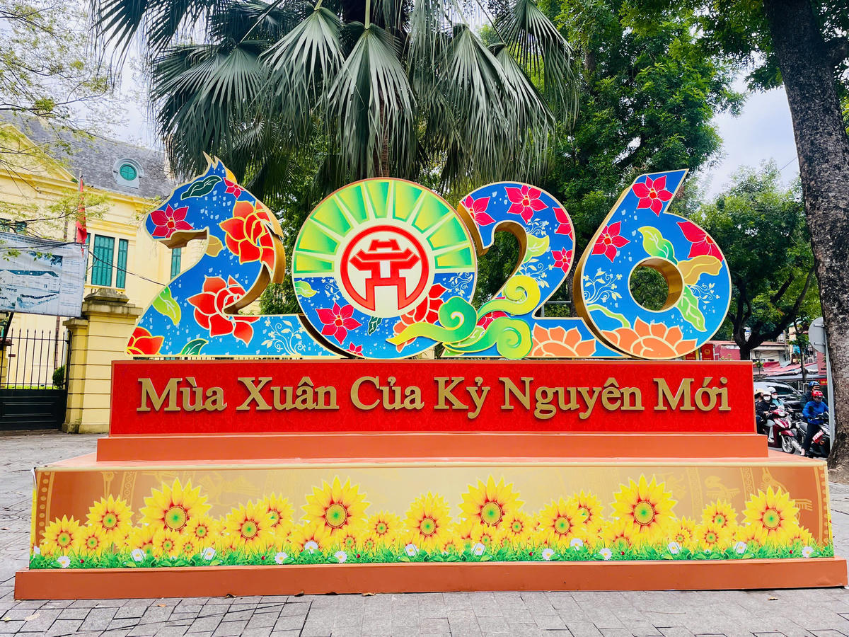 Đại cảnh “2026 – Mùa Xuân của Kỷ nguyên mới” rực rỡ sắc màu, trở thành điểm check-in thu hút đông đảo người dân và du khách. Ảnh Diệu Hương.