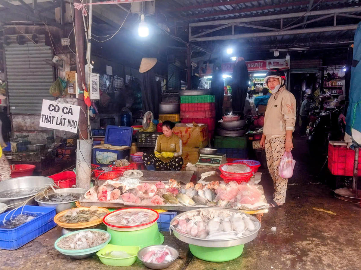 Các chợ truyền thống rơi vào cảnh vắng khách mua ngay từ sáng sớm. Ảnh: S.X