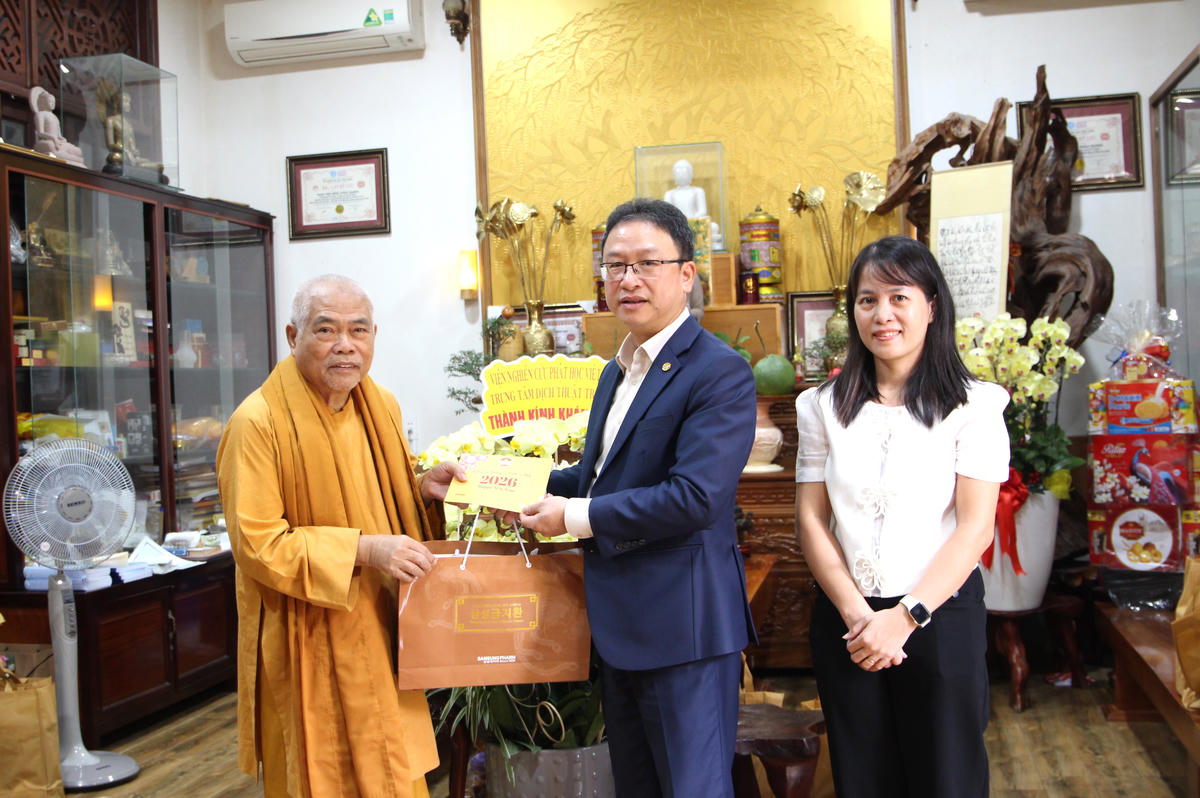 Ông Nguyễn Văn Thanh chúc Tết Hòa Thượng Thích Giác Toàn tại Pháp viện Minh Đăng Quang. Ảnh: Q.Đ.