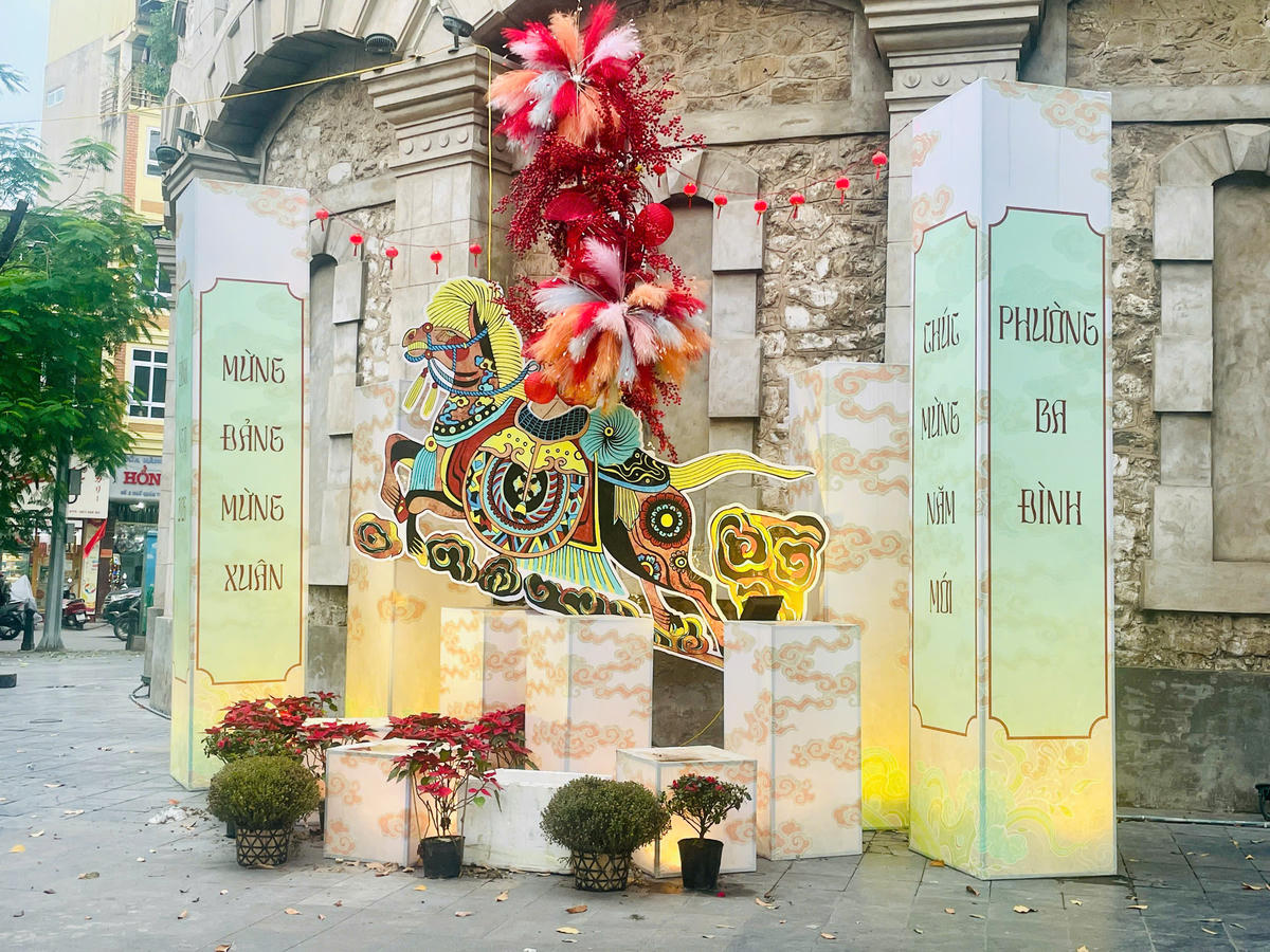 Tiểu cảnh nghệ thuật mừng Xuân Bính Ngọ trên phố cổ kết hợp họa tiết truyền thống, ánh sáng và hoa tươi, tạo nên không gian xuân ấm áp, rộn ràng. Ảnh Diệu Hương.