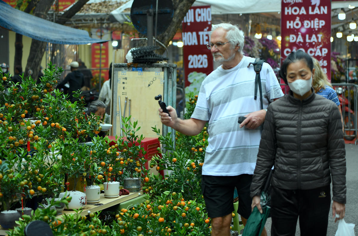 Du khách quốc tế lưu lại sắc xuân. Ảnh: Phạm Sỹ.