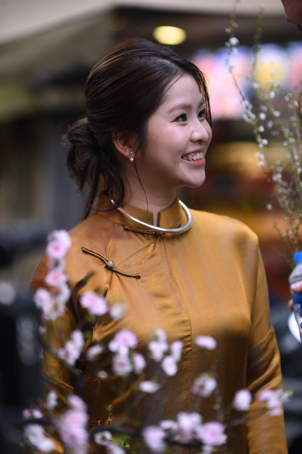 Chợ hoa Xuân phố cổ vì thế không chỉ là nơi mua bán mà còn là không gian trải nghiệm văn hóa, nơi sắc xuân lan tỏa, gắn kết cộng đồng trong niềm hân hoan đón năm mới. Ảnh: Phạm Sỹ.